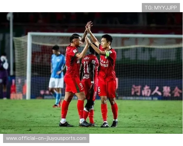 河南队古斯塔沃背身护球，转身抽射打穿近角